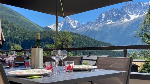 La terrasse pour déjeuner face à la chaîne du Mont Blanc